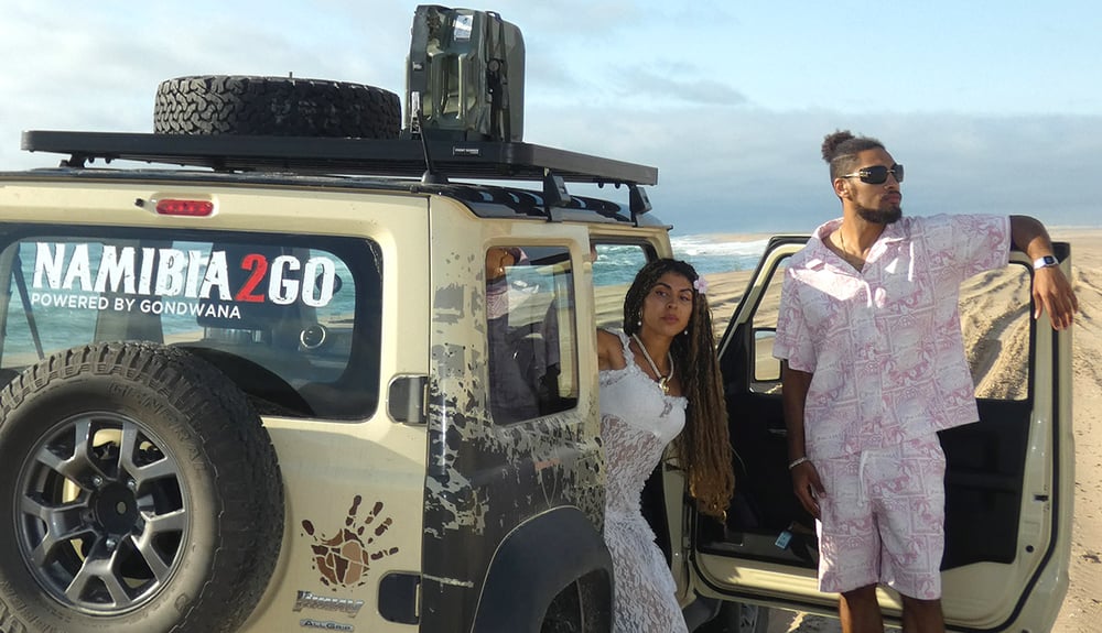 Über uns, Pärchen im Suzuki Jimny, Namibian coast