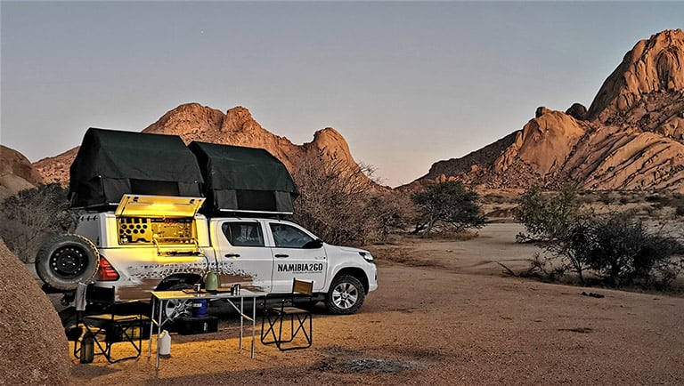 4x4 Double Cab mit Dachzelt, Spitzkoppe, Namibia