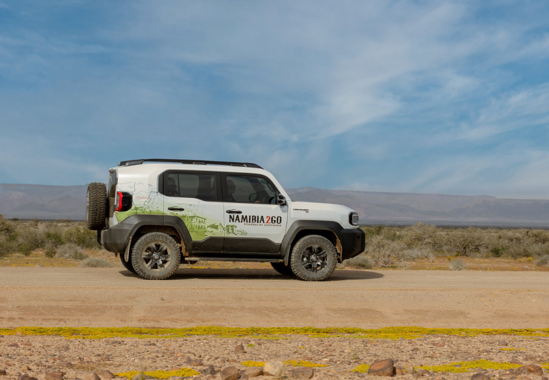 Toyota Land Cruiser FJ in der Wüste Namibias
