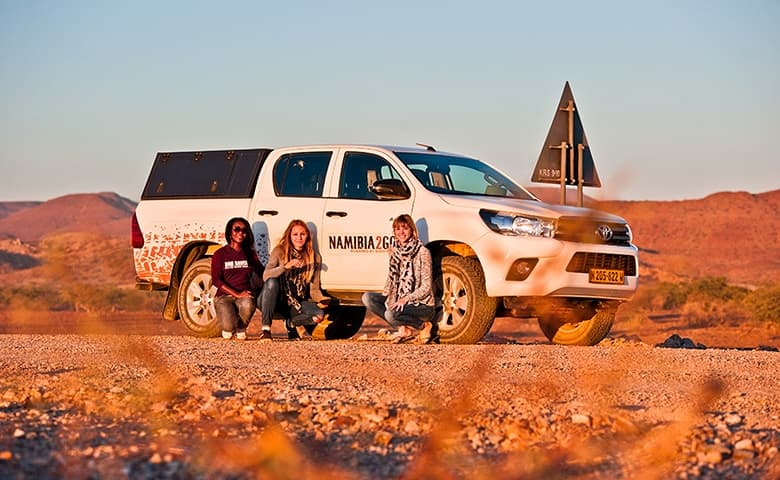 3 Frauen vor einem Geländewagen, Namibia