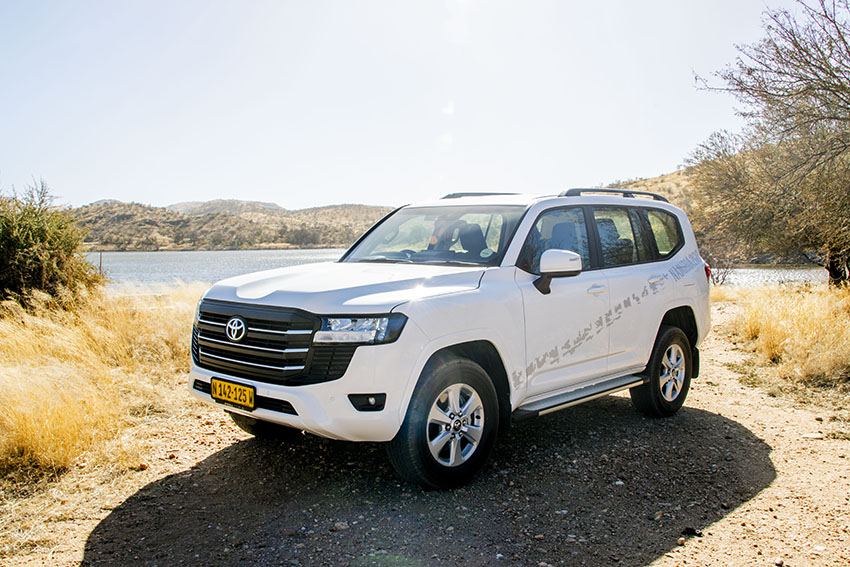 Weißer Toyota Land Cruiser, Luxusklasse, Mietwagen, Namibia