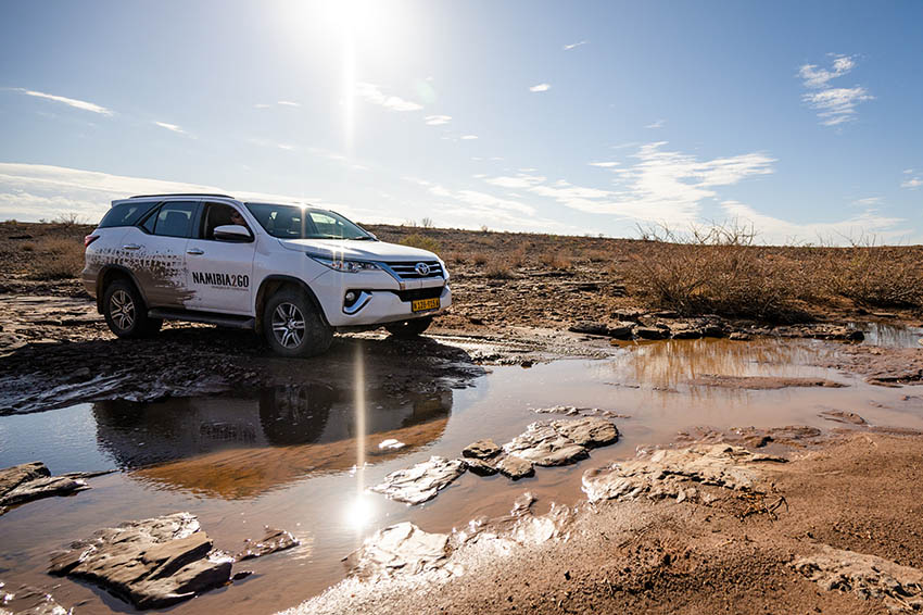 Toyota Fortuner Mietwagen in Namibia im Gelände