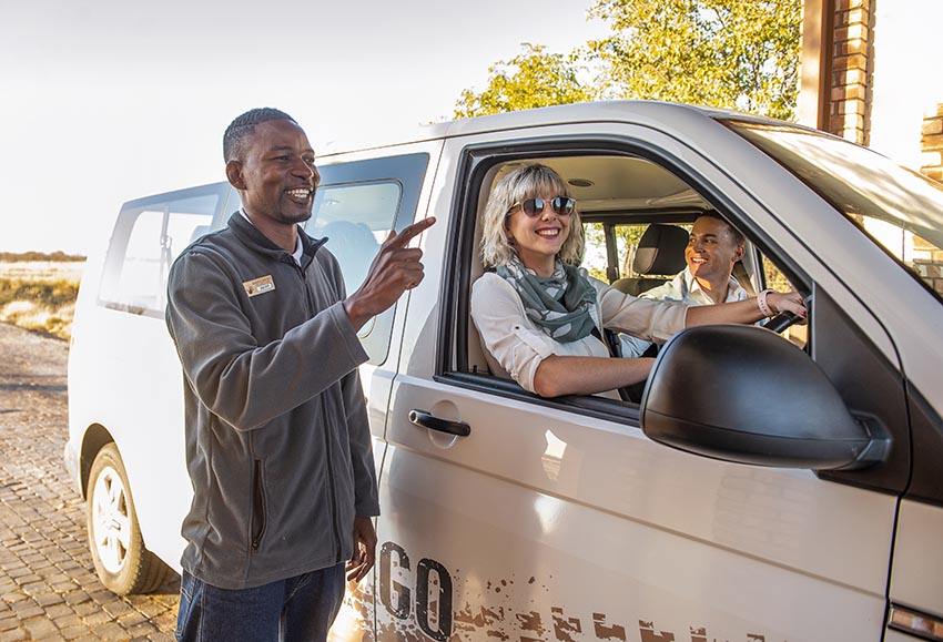Passagiere in einem VW Transporter Mietwagen in Namibia