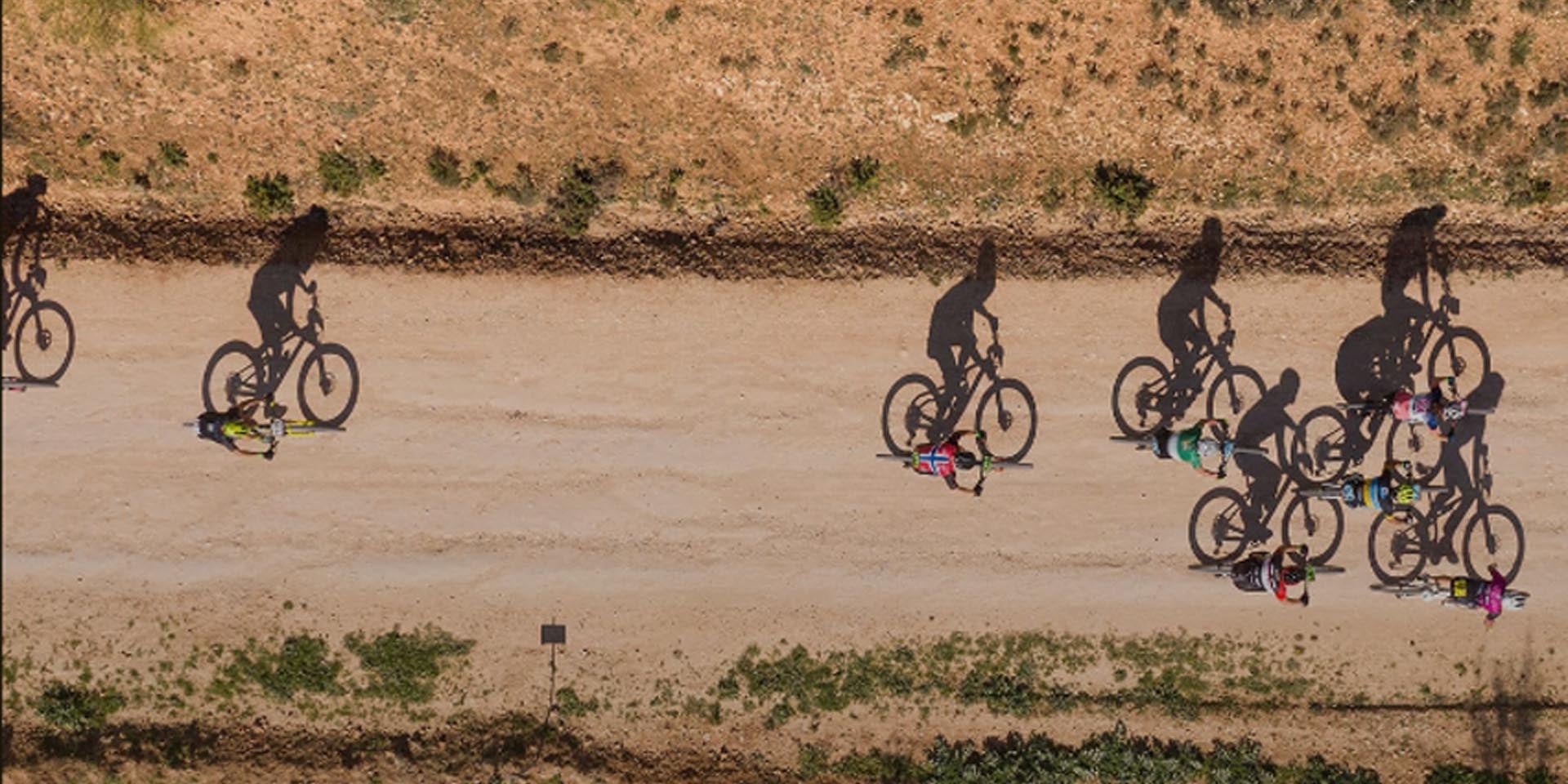 Desert Dash Namibia Mountainbiker unterwegs auf der Gravel-Route von Windhoek nach Swakopmund Foto Event-Website Mit-Bulls-gewinnen.de
